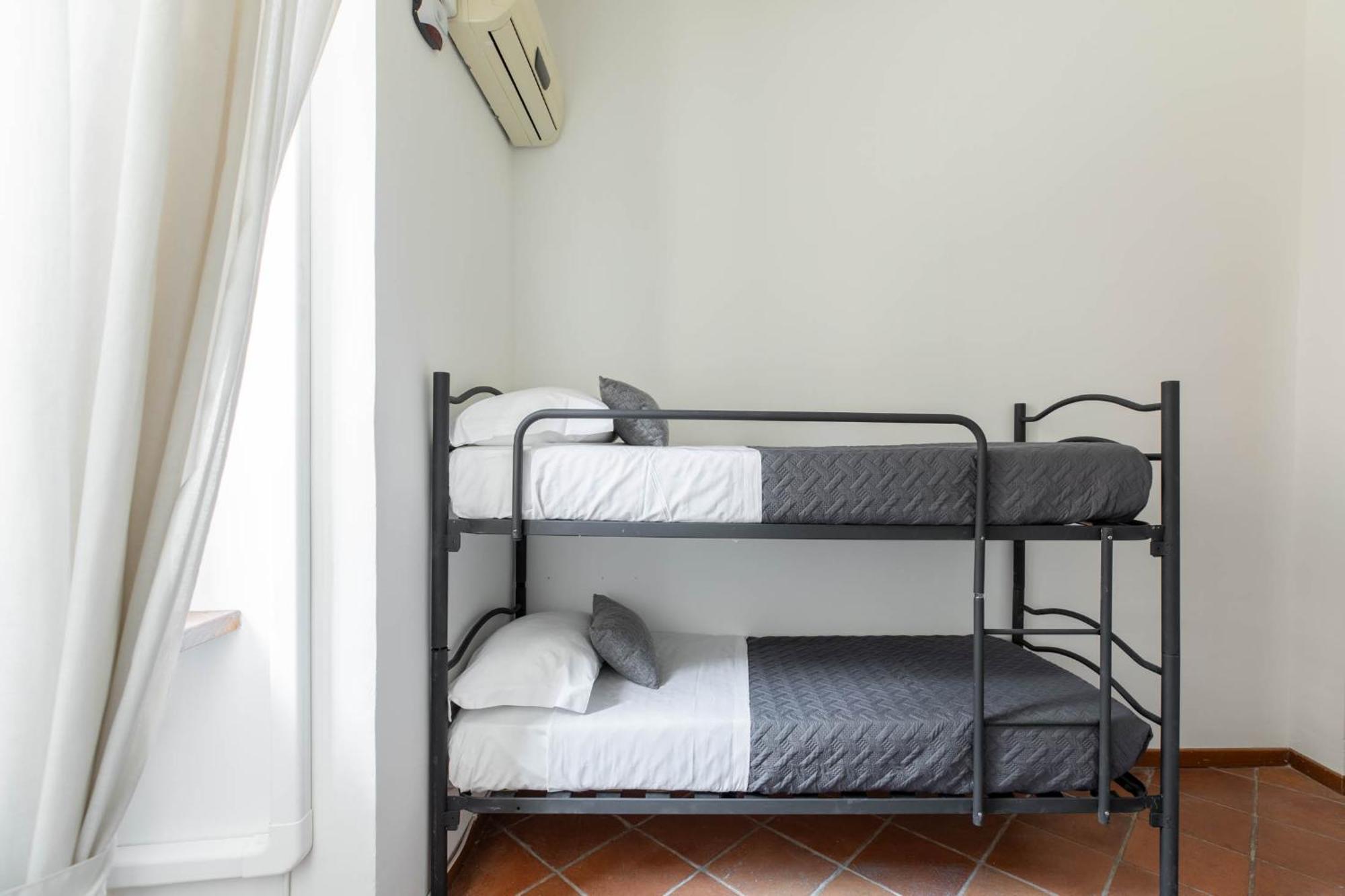 Apartment Iflat Pantheon's Roomy And Friendly Rom